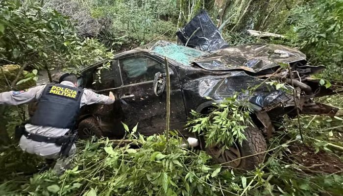 Adolescente capota caminhonete carregada com mais de 1 tonelada de maconha no Paraná